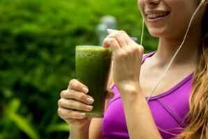makan smoothie hijau untuk menurunkan berat badan
