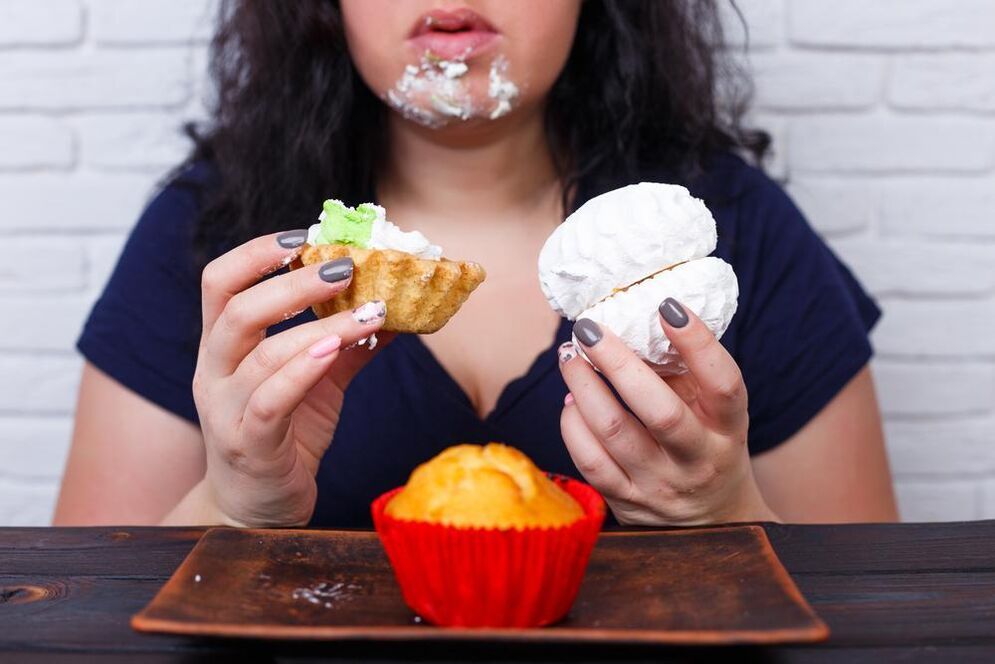 wanita berlebihan berat badan makan gula-gula