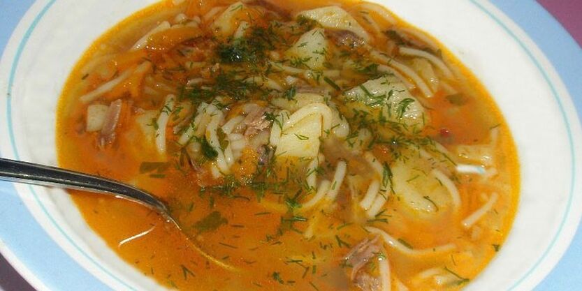 Sup ayam dengan kentang dan mi dalam diet orang yang terdedah kepada alahan