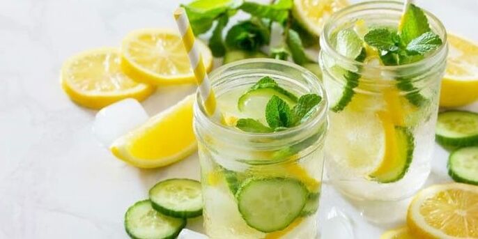 air lemon dengan timun untuk penurunan berat badan