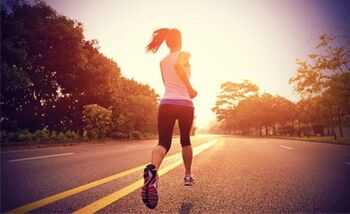 Latihan kardio, seperti berlari, membantu membakar lemak kaki. 