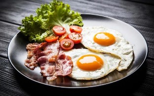 Dua telur goreng dengan bacon